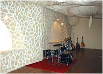 70 qm-Raum mit beleuchteten Rundbogennischen